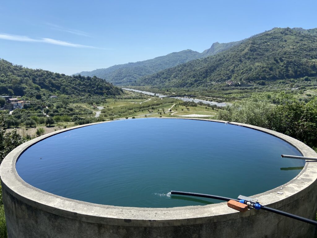 Una cisterna per la raccolta dell'acqua tipica della Valle D'Agrò