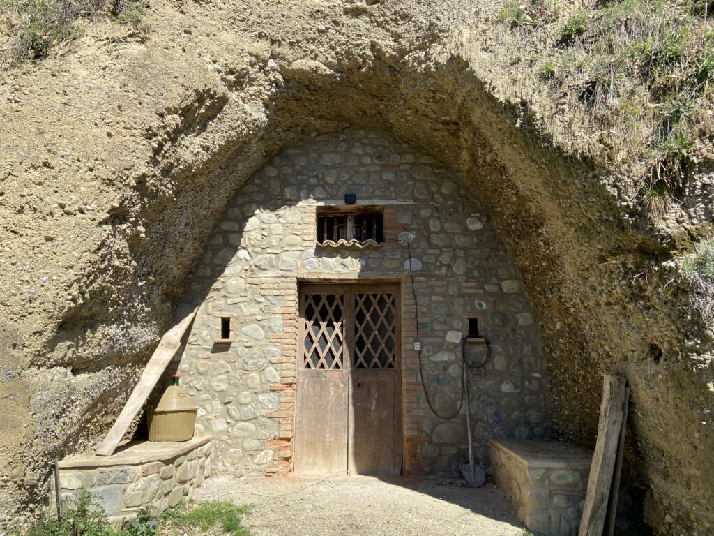 Valle del Serrapòtamo - Le grotte cantina nei pressi di Contrada Vallina, nel comune di Calvera